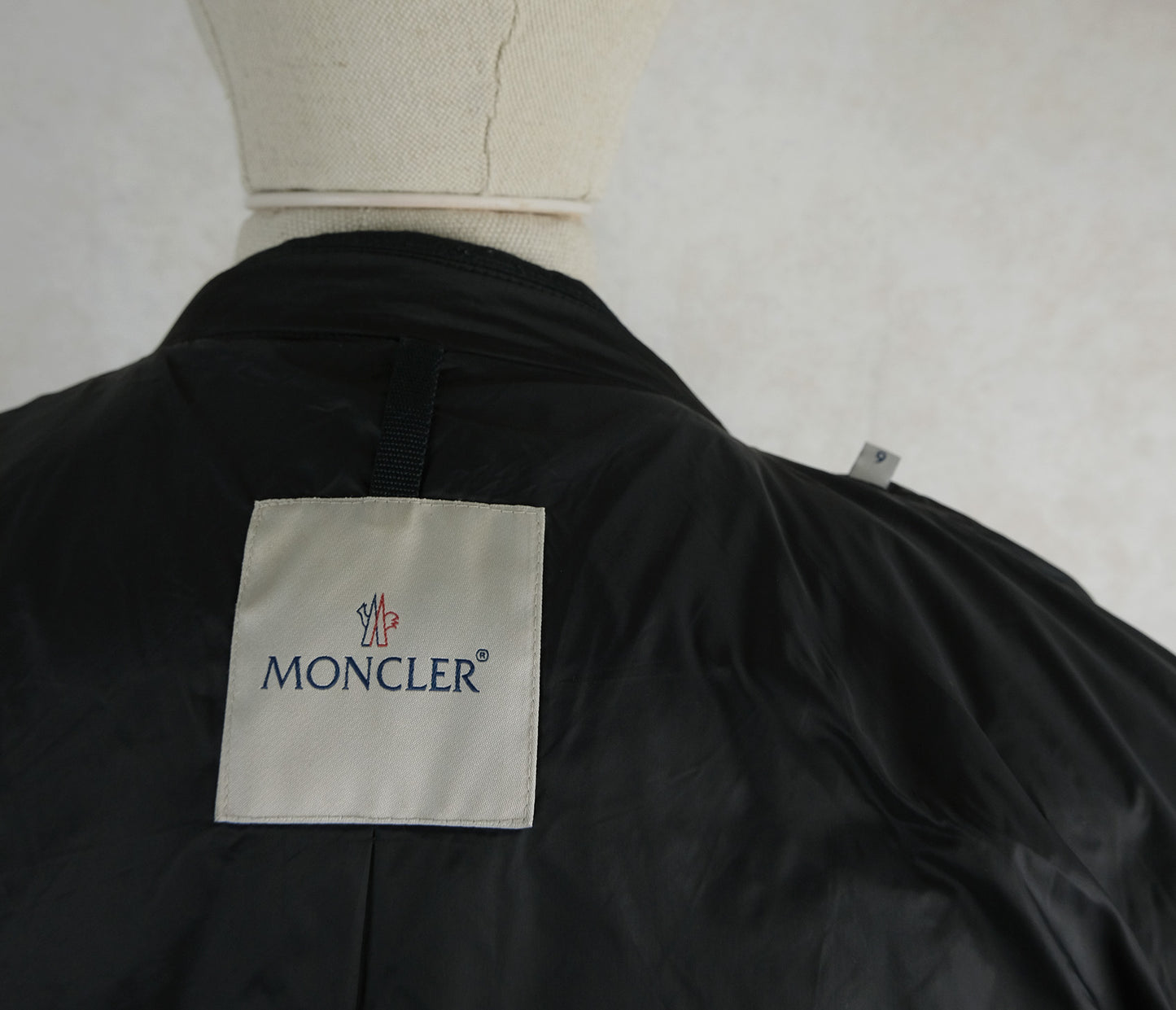 Moncler, musta untuvatakki, koko 56, villakangastakki, pelkistetty